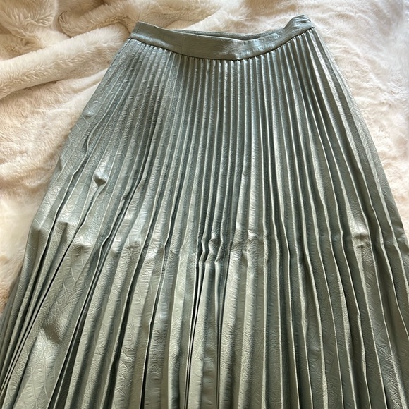 Faux leather green pleated midi skirt - Picture 2 of 3